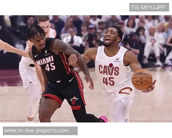 骑士双枪梅里尔韦德上半场三分火力全开合力贡献25分7篮板