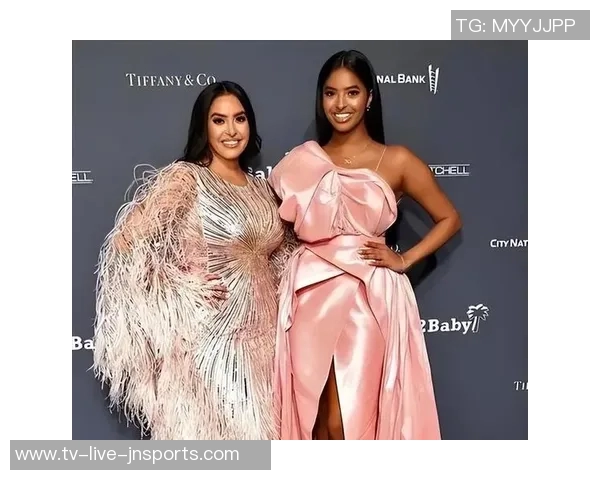 科嫂携大女儿娜塔莉亚共庆约内斯库生日三位美女同台展风采