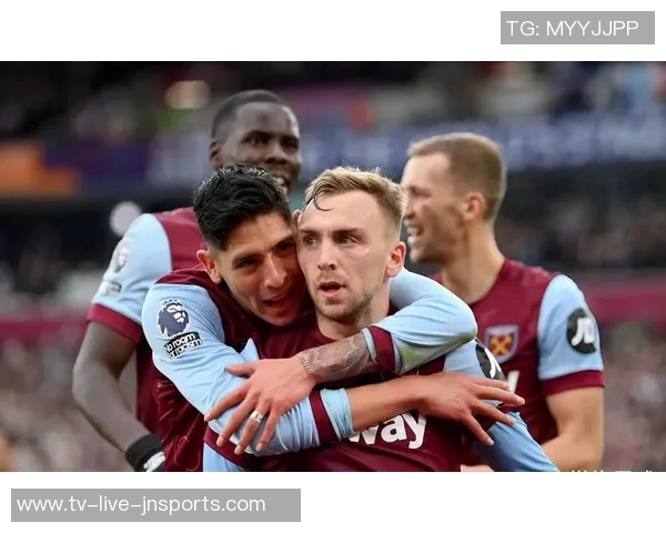 加纳乔单刀失机引发怒火捶草皮表情失落惹人关注