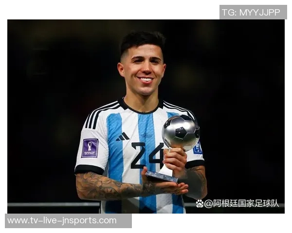 阿根廷全队球员佩戴黑色袖标悼念已故博卡主帅鲁索的感人时刻